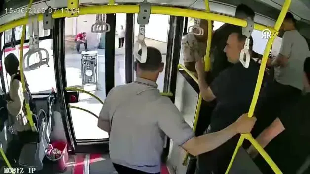 Malatya'da epilepsi nöbeti geçiren yolcuyu otobüs şoförü hastaneye yetiştirdi