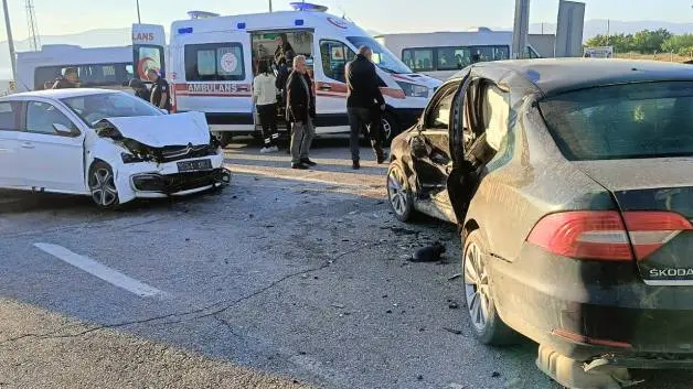 Malatya'da iki otomobilin çarpıştığı kaza kamerada: 1'i ağır 6 yaralı