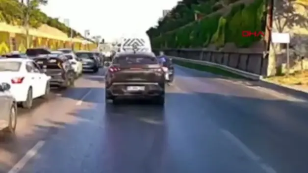 Maltepe’de 2 motosikletin çarpıştığı kaza kamerada