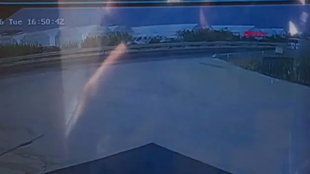 Manavgat'ta kontrolden çıkan otomobil dereye uçtu: Kaza anı kamerada