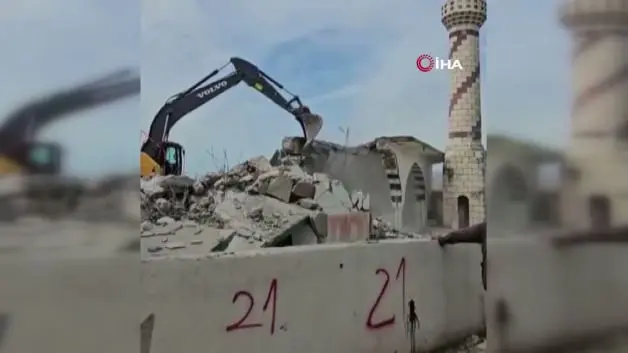 Maraş depremlerinde hasar gören cami yıkıldı