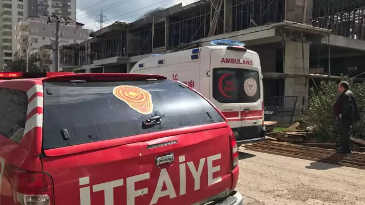 Mardin'de feci kaza! Elektrik akımına kapılan inşaat işçisi 3. kattan düştü!