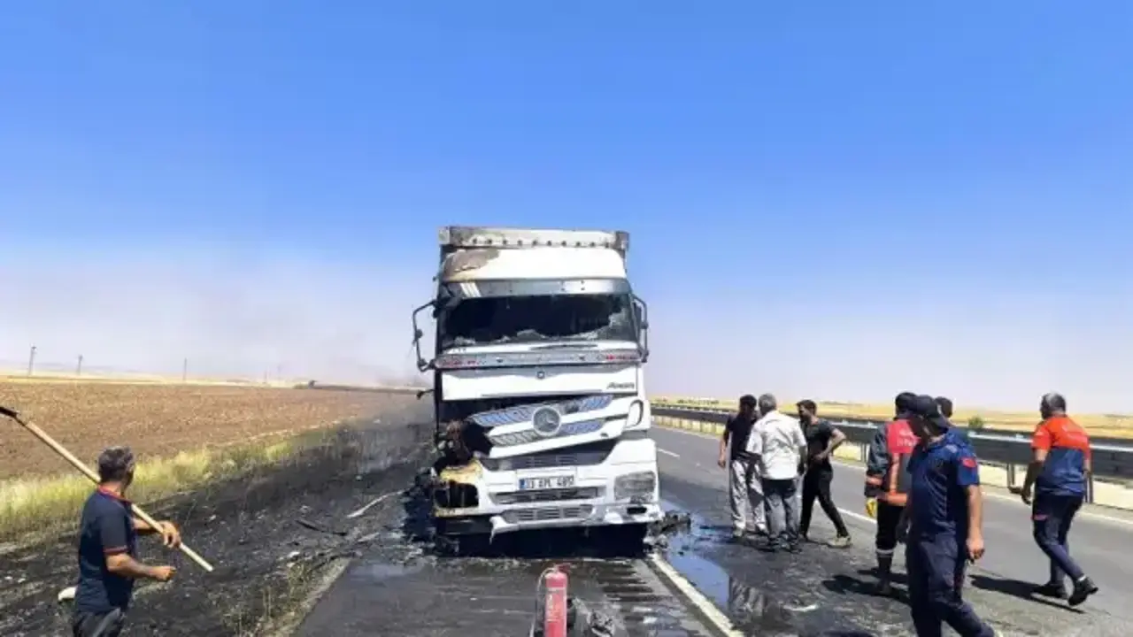 Mardin'de seyir halindeki tırda çıkan yangın söndürüldü