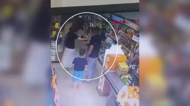 Markette paketleri yırtan çocuğu uyardığı için darbedildi