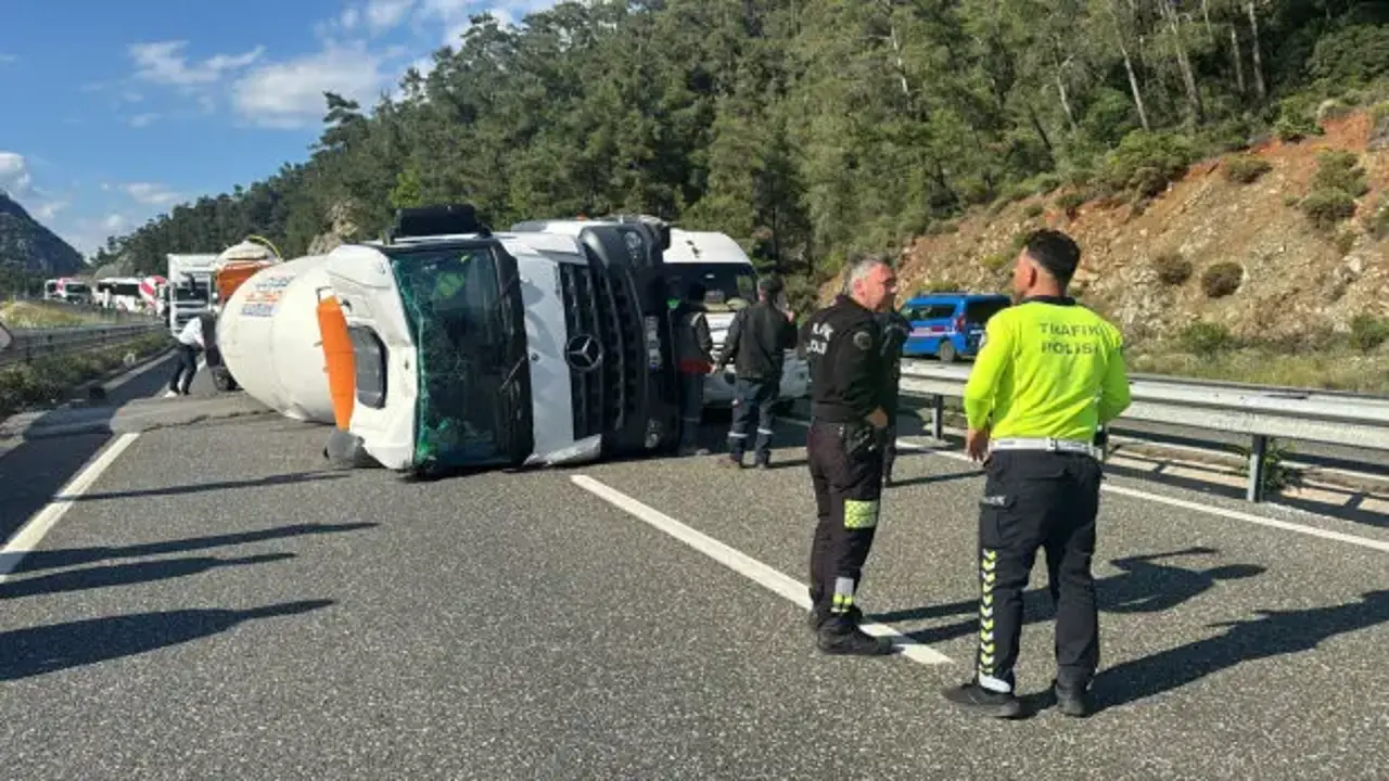 Marmaris'te beton mikseri devrildi, sürücü kazayı yara almadan atlattı