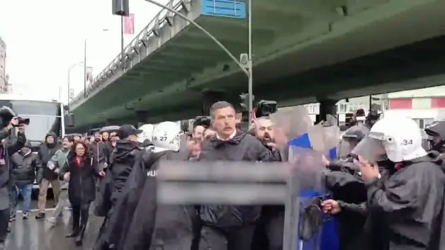 Mecidiyeköy'de arbade! TİP başkanı Erkan Baş polis barikatlarına saldırdı