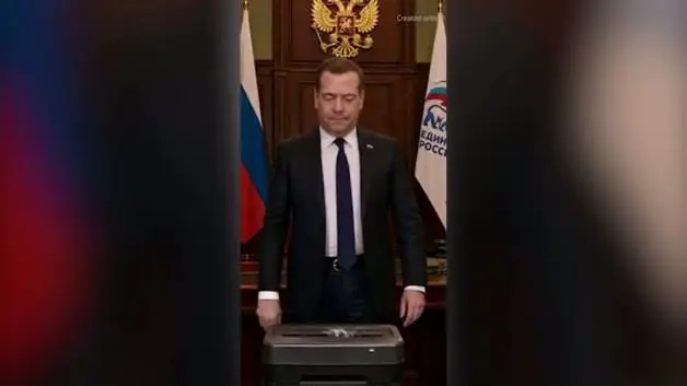 Medvedev AB liderlerinin fotoğraflarını kağıt öğütücüye attı