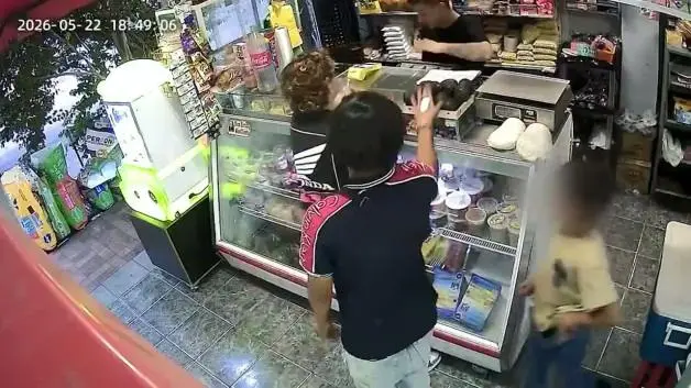 Meksika'da markette bir gencin saçlarını yaktılar!