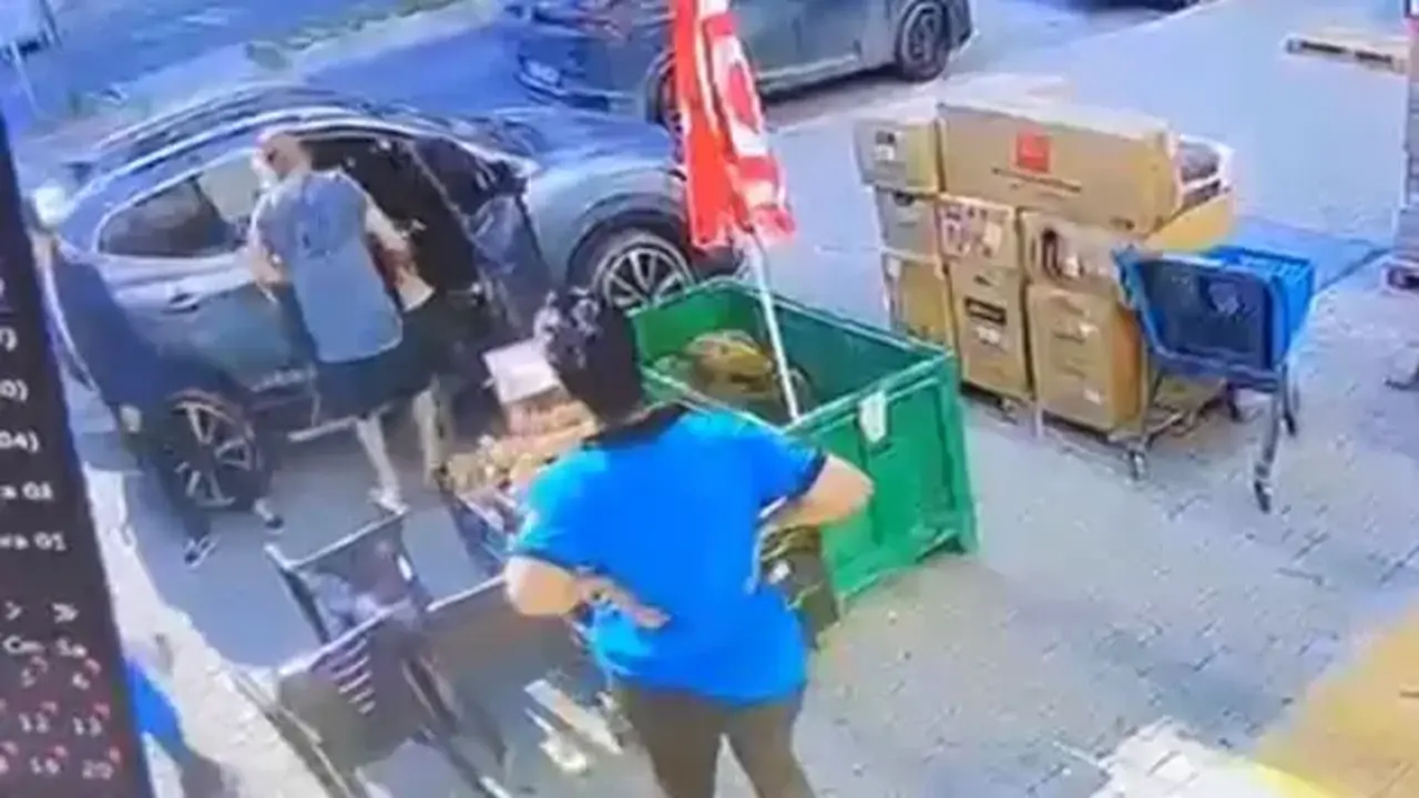 Mersin'de erkek arkadaşı tarafından sokak ortasında darbedilen kadının o anları kamerada