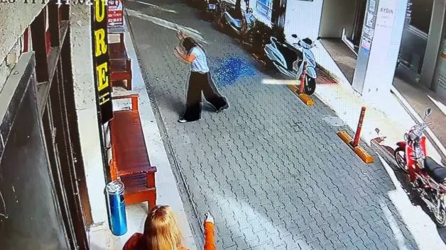 Mersin'de faciadan dönüldü: Cam, sokaktaki kadının yanına düştü