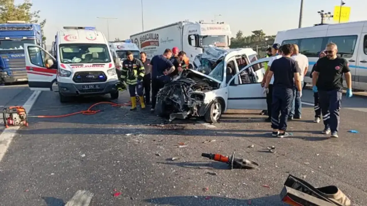 Mersin'de hafif ticari araç TIR'a arkadan çarptı; 2 ölü, 1 yaralı