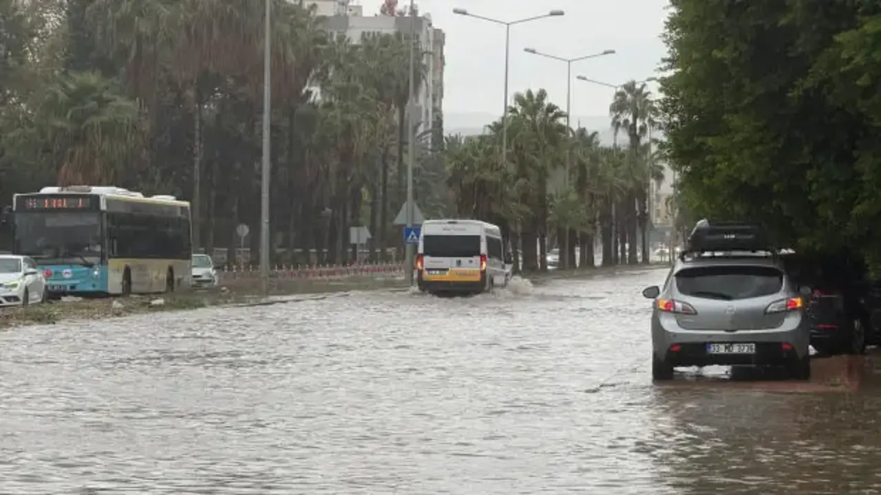 Mersin'de sağanak yağış sele yol açtı: Sokakları su bastı