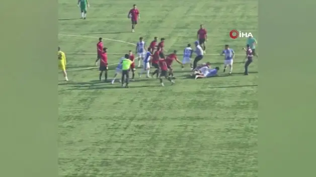 Mersin'deki futbol maçında saha karıştı: Tekme tokat birbirlerine girdiler