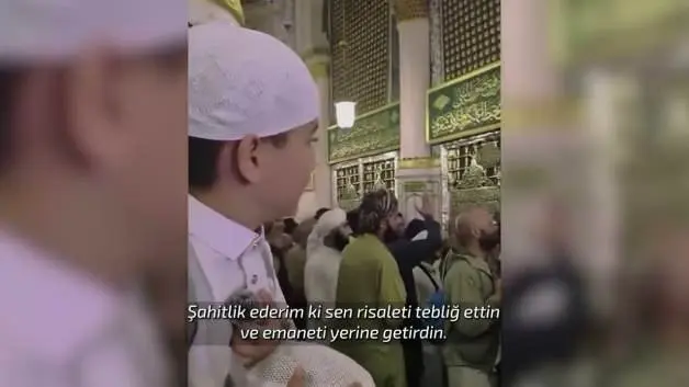 Mescid-i Nebevi'de duygulandıran selamlaşma: Kabe İmamı Yemenli çocuğu davet etti