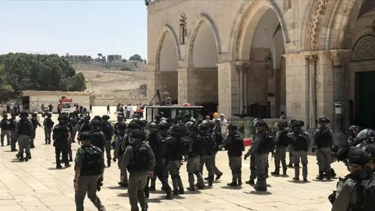Mescidi Aksa'ya polis baskını: Haremi Şerif'e girdiler