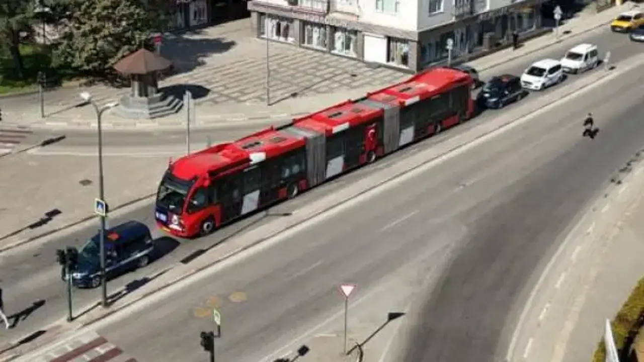 Metrobüs heyecanı! İlk kez yollara çıktı