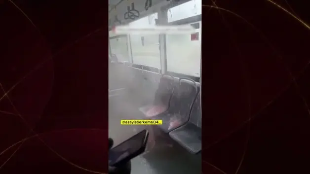 Metrobüste akılalmaz olay: Seyir halindeyken tavanından kaynar su yağdı!