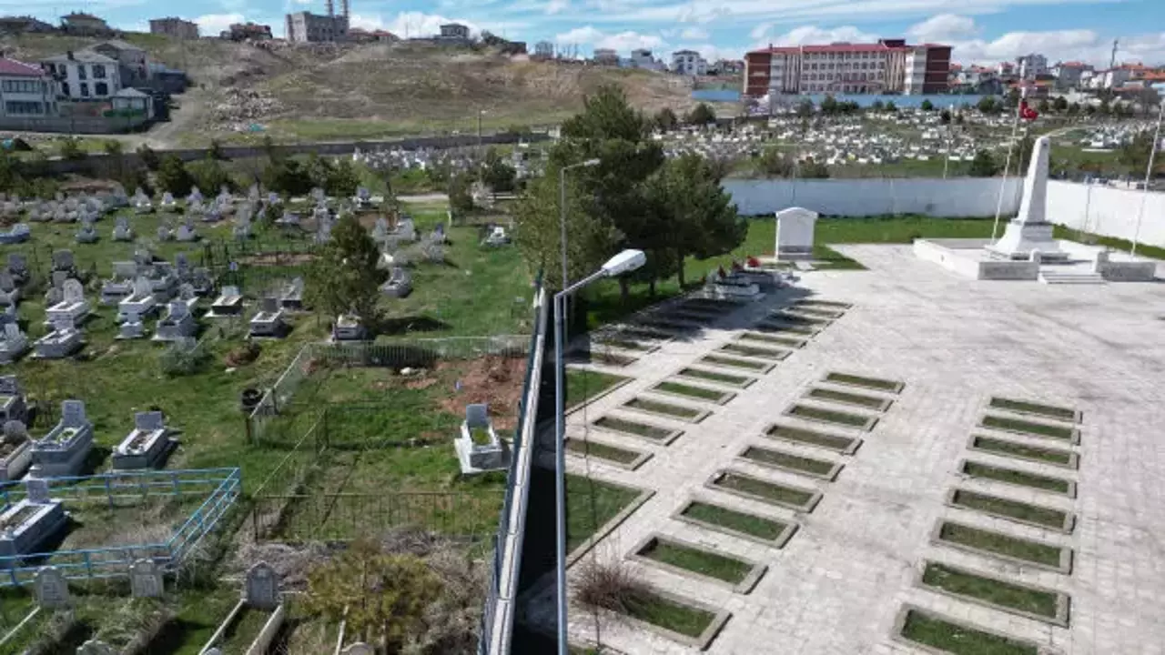 Mezarlıkta dikkat çeken detay: Kabirlerin kıble yönü farklı çıktı