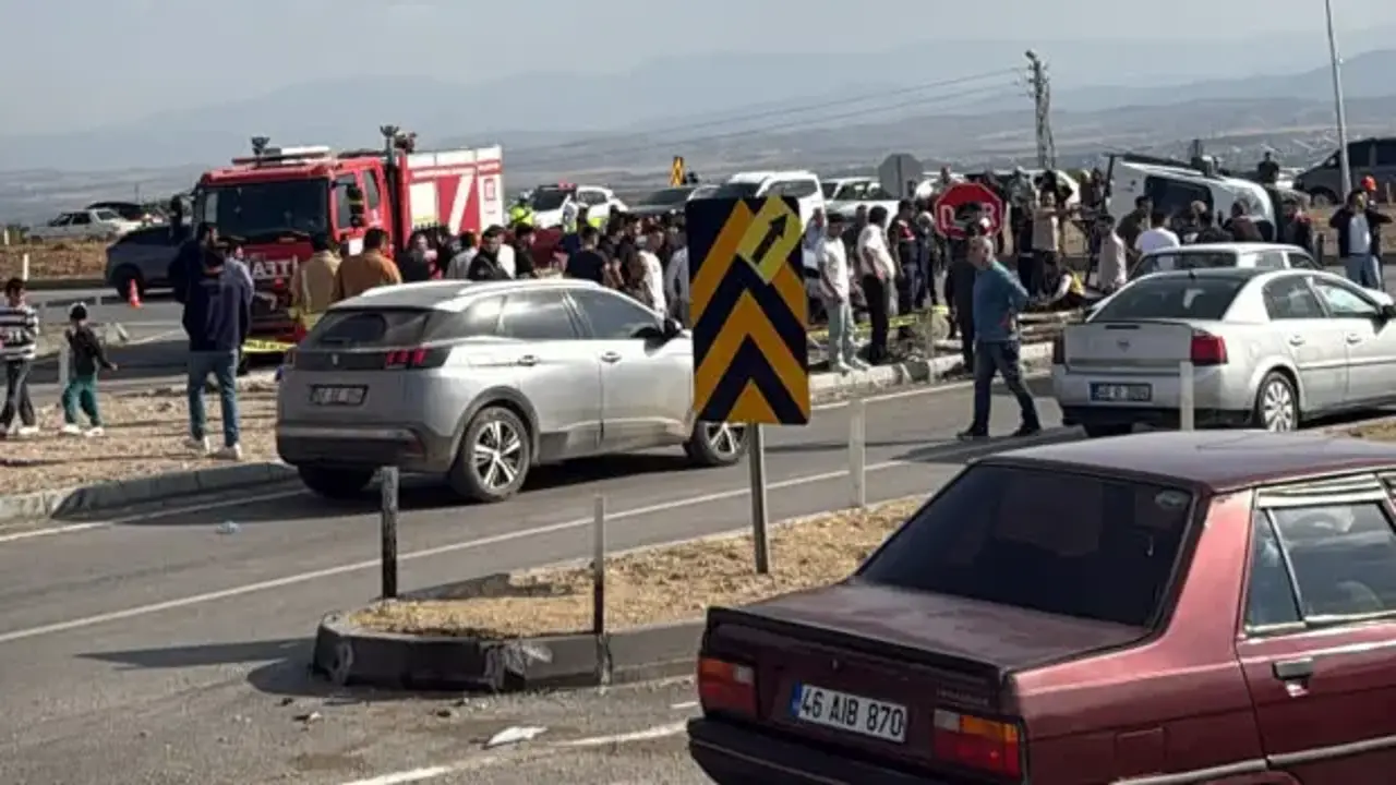 MHP'li milletvekili ve il başkanının konvoyunda kaza: 1 ölü, 4 yaralı