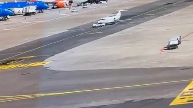 Milano Linate Havalimanı'nda hizmet aracı özel jete çarptı