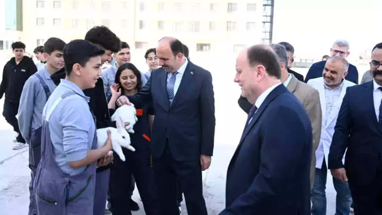 Milletvekili Baykan ve Başkan Altay'dan öğrencilere sürpriz ziyaret