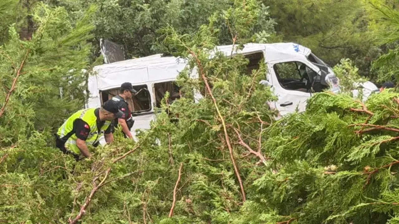 Minibüs bahçeye yuvarlandı: 1'i ağır, 17 yaralı