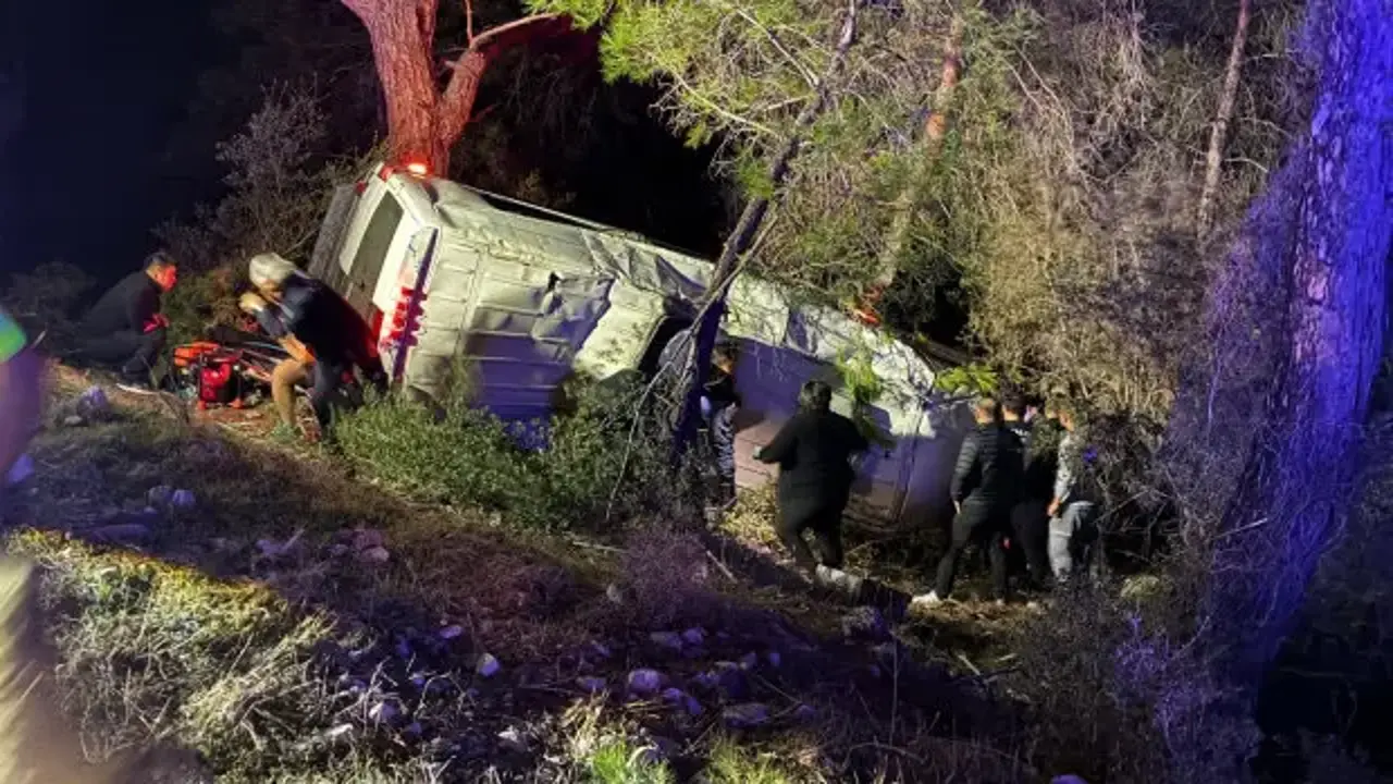 Minibüs şarampole devrildi: 15 yaralı
