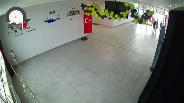 Minik yürekte kocaman vatan sevgisi: Oyunu bırakıp Türk bayrağını böyle öptü