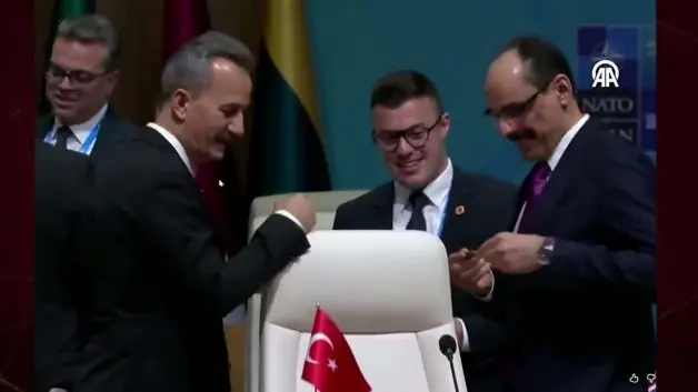 MİT Başkanı Kalın NATO Zirvesi'nde Cumhurbaşkanı Erdoğan'ın kalemini inceledi