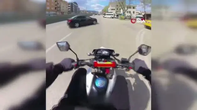Motosiklet ile otomobilin çarpışması tı... O anlar kask kamerasına yansıdı