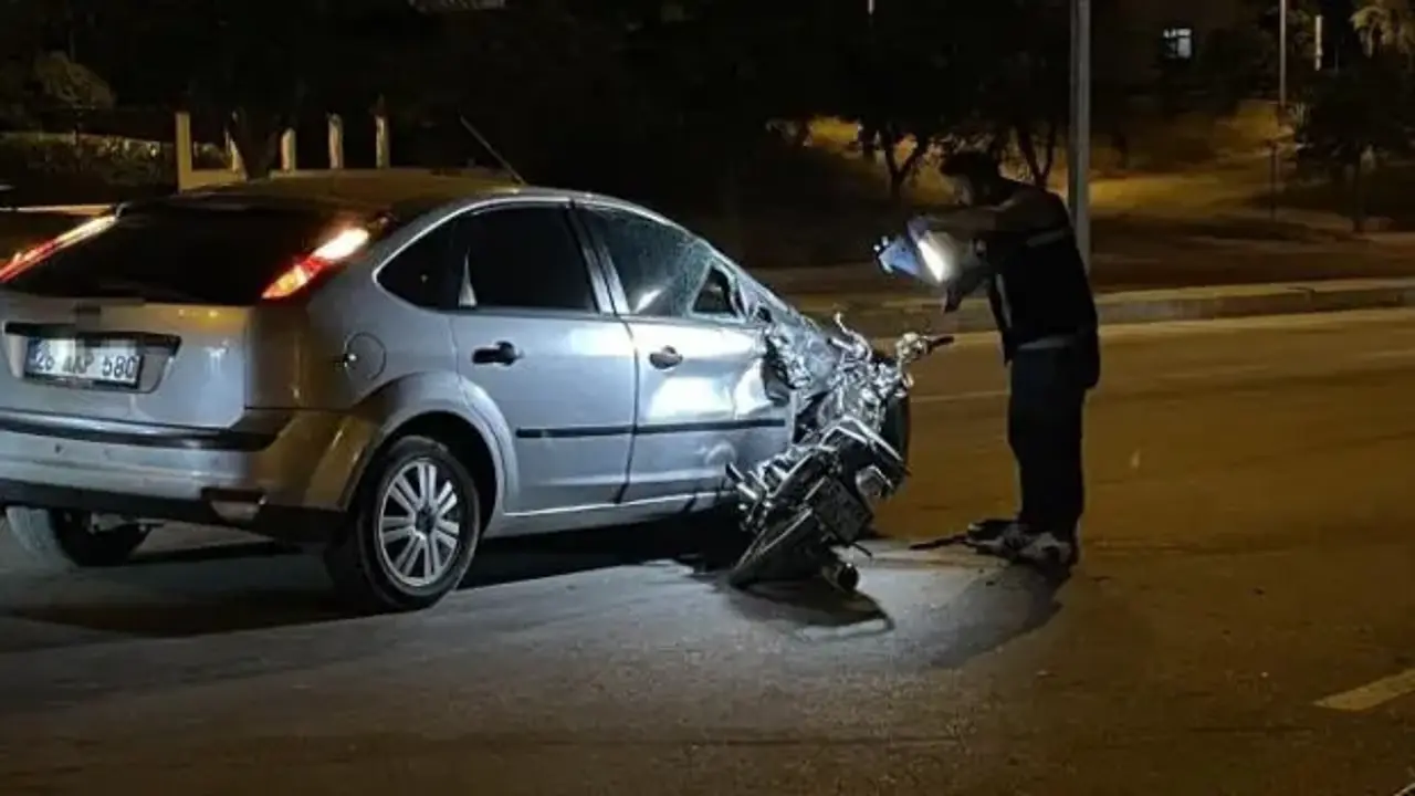Motosiklet otomobile ok gibi saplandı: 1 ölü, 1 yaralı