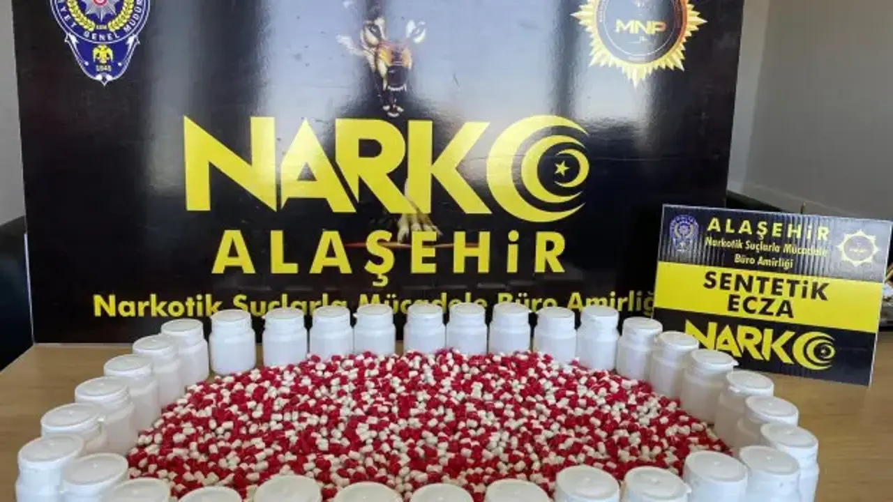 Motosikletli kuryeden bin 803 adet sentetik ecza hapı çıktı!