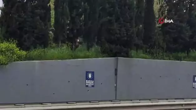 Mudanya'da faciaya davetiye çıkaran istinat duvarı her an araçların üzerine çökebilir