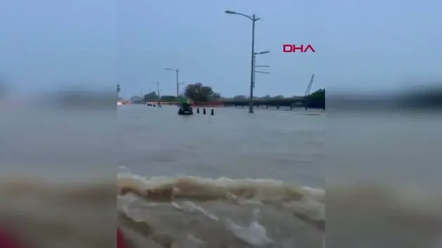 Muğla'da sağanak kabusu: Karayolu göle döndü, yol trafiğe kapatıldı!