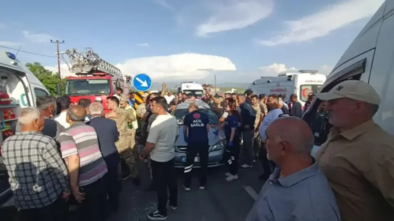 Muradiye'de otomobil ile minibüs çarpıştı: 5 yaralı