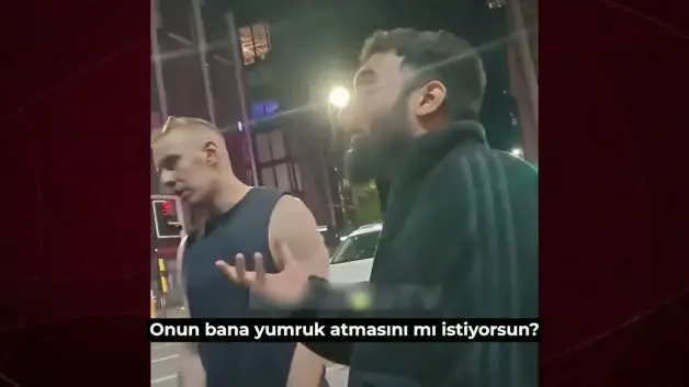 Müslüman gence sokakta hakaretler eden ırkçı saldırgan tek yumrukla nakavt oldu