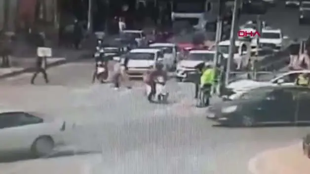 Nefes borusuna cisim kaçan moto kurye, polislerin ‘heimlich’ manevrası ile hayata tutundu