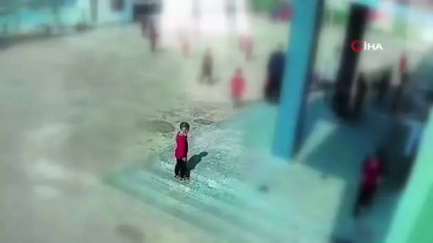 Nefes borusuna mandalina parçası kaçan öğrenciyi müdür yardımcısı kurtardı