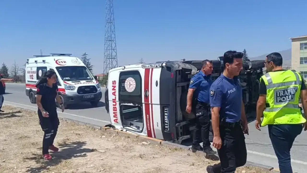 Niğde'de ambulans ile otomobil çarpıştı: 5 yaralı