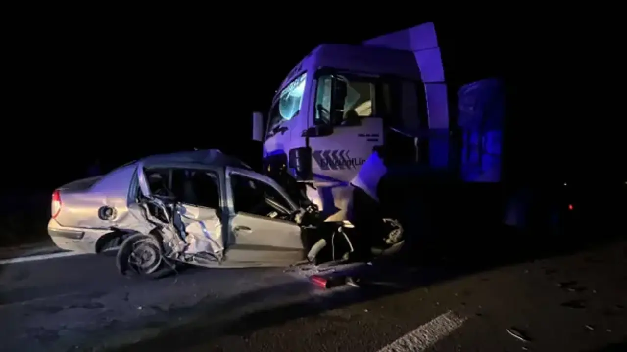 Niğde'de korkunç kaza: TIR ile çarpışan otomobildeki çift öldü