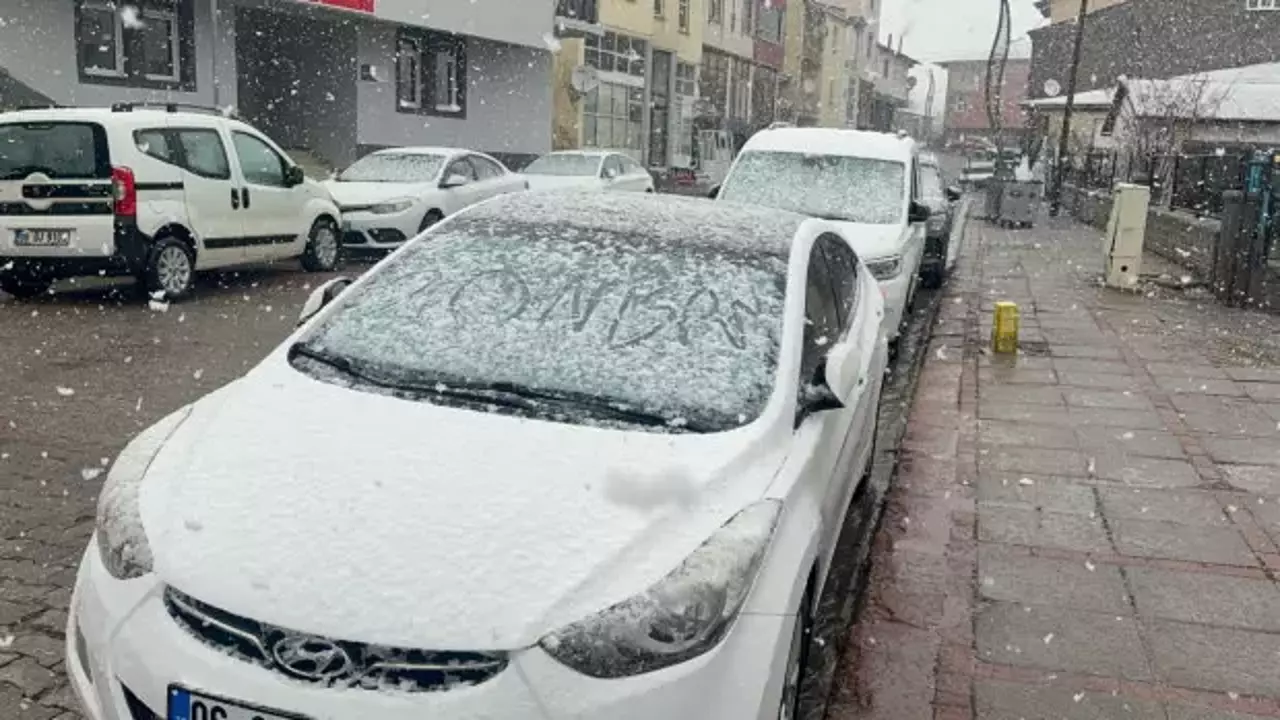 Nisan ayında kar sürprizi! Her yer beyaza büründü