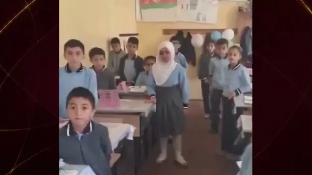 Okul formasını giydi, başörtüsü yüzünden sınıfa alınmadı: Azerbaycan’da yürek yakan veda!