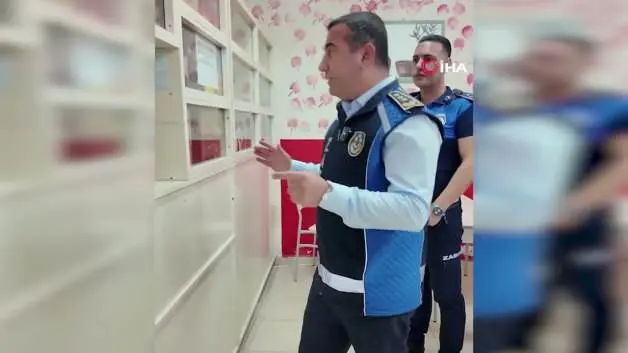 Okul kantinindeki mide bulandıran tost makinesine zabıta ekipleri isyan etti