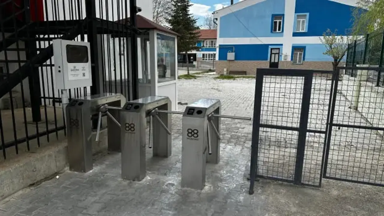 Okullarda yeni dönem: İlk kez uygulandı! Turnikeyle giriş yapılıyor