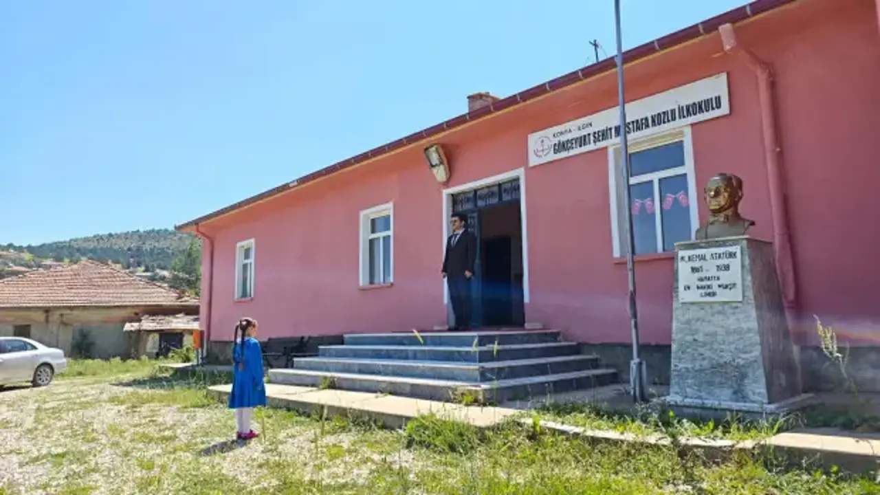 Okulun tek öğrencisi karnesini aldı