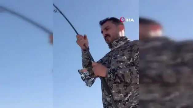 Oltasına takılan dev köpek balığını iğneden kurtarıp denize bıraktı