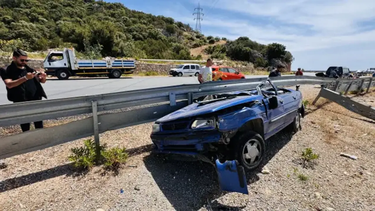 Ölümden döndü! Bariyerlere saplanarak tavanı parçalanan otomobilin sürücüsü yaralandı