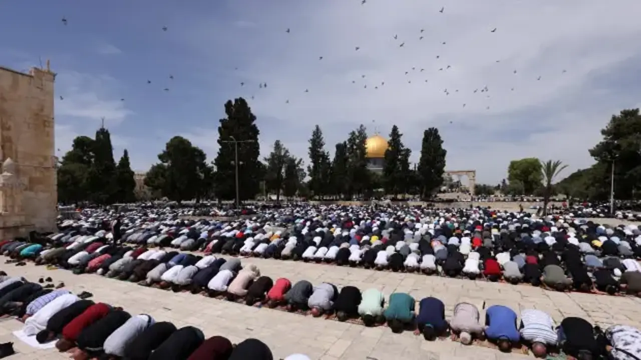 On binlerce Filistinli Mescid-i Aksa’da cuma namazı kıldı