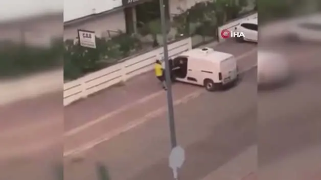 Önce tartıştı, sonra arabayla kapıya sıkıştırdı! Dehşet anları kamerada