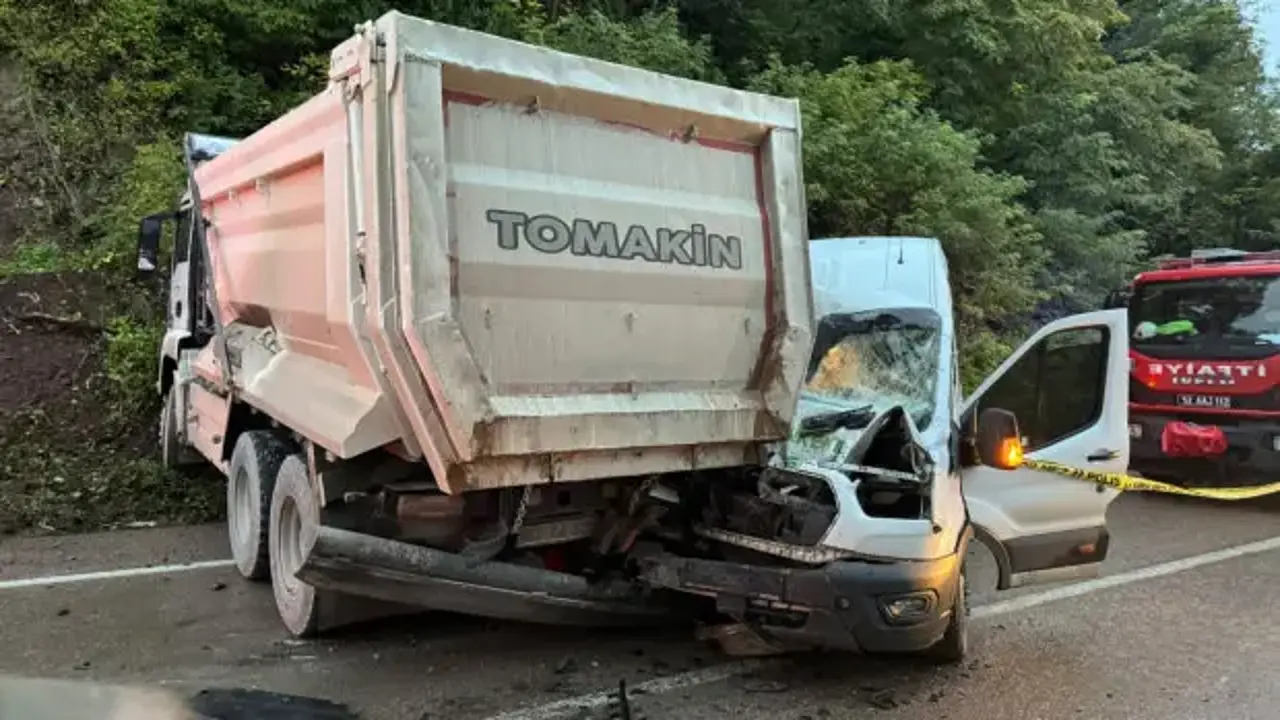 Ordu'da yolcu minibüsü kamyonla çarpıştı: 1 ölü, 23 yaralı